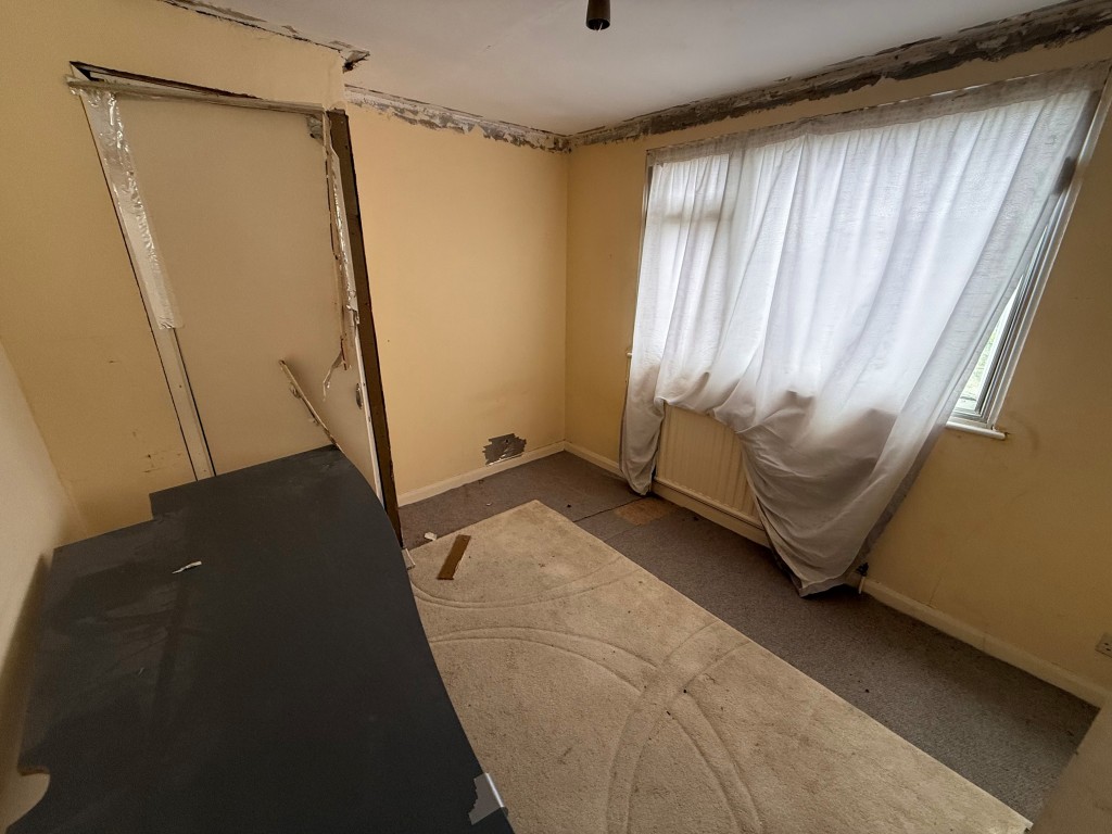 Lot: 136 - FOUR-BEDROOM DETACHED HOUSE FOR REPAIR AND MODERNISATION - Bedroom four with window and storage cupboard